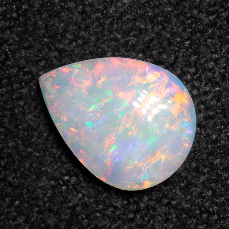 0.39 ct white opal 7.1x5.4x1.7mm