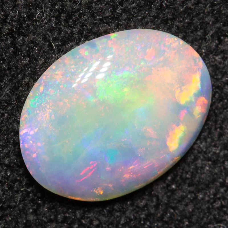 0.61 ct white opal 7.7x6x2.1mm