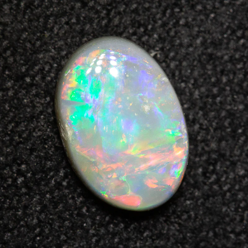 0.66 ct white opal 7.7x5.3x2.5mm