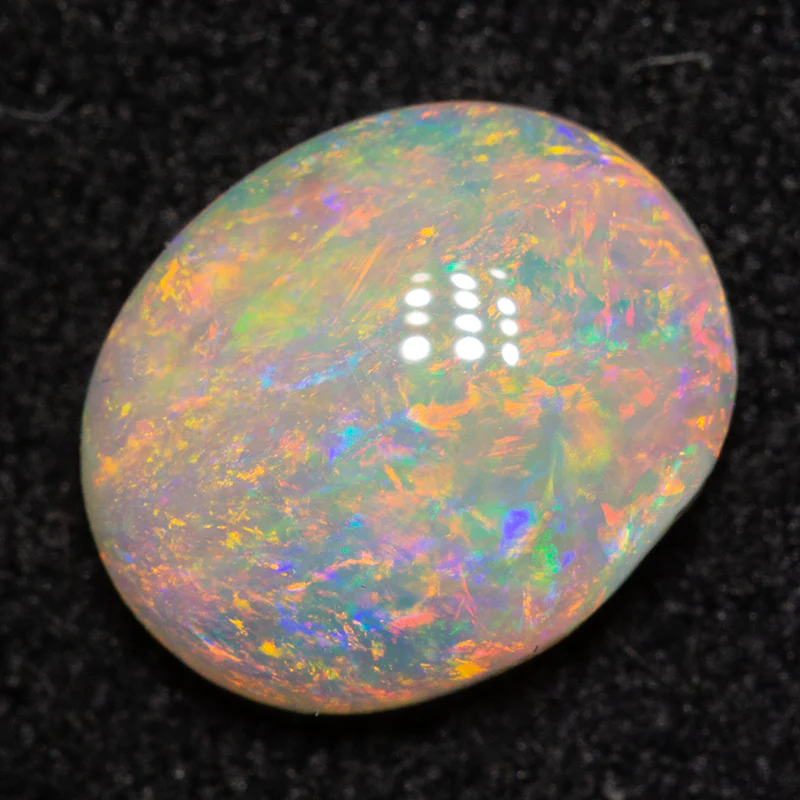 0.87 ct white opal 8.1x6.6x2.7mm