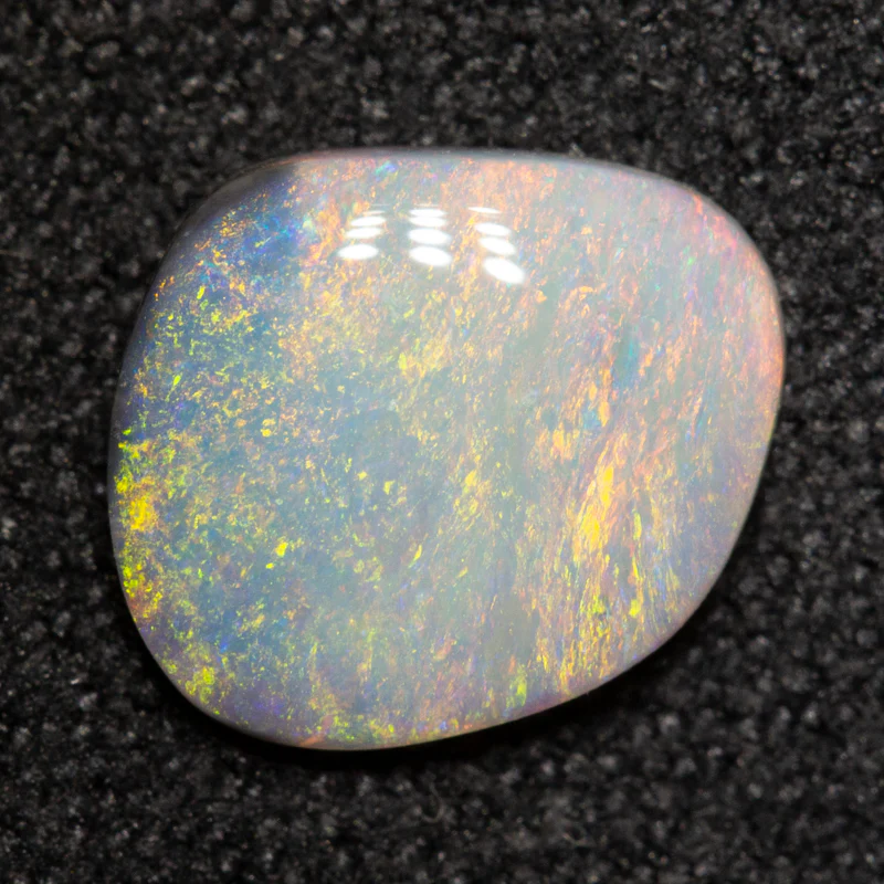0.96 ct white opal 9.1x7.9x2.3mm