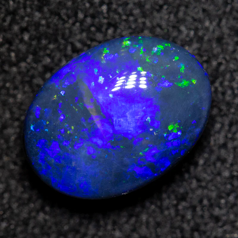 1.05 ct black opal 7.9x5.9x3.6mm