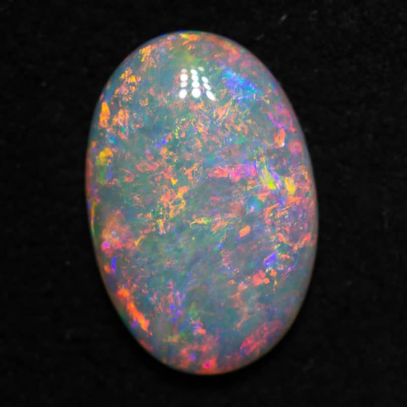 2.33 ct white opal with pink 12.8x8.8x3m