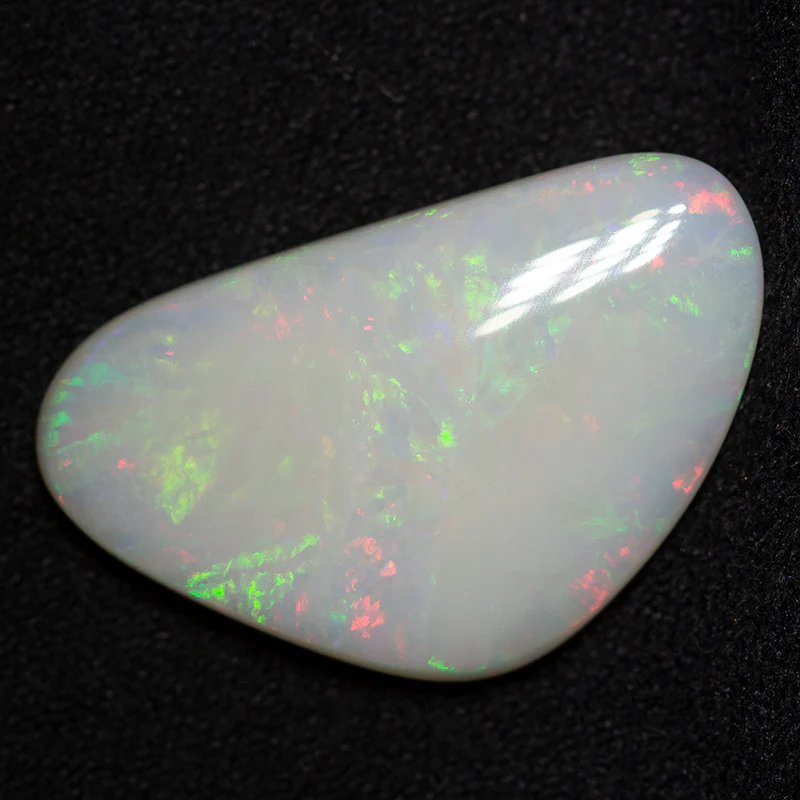 8.05 ct white opal 23.1x14.3x4.1mm